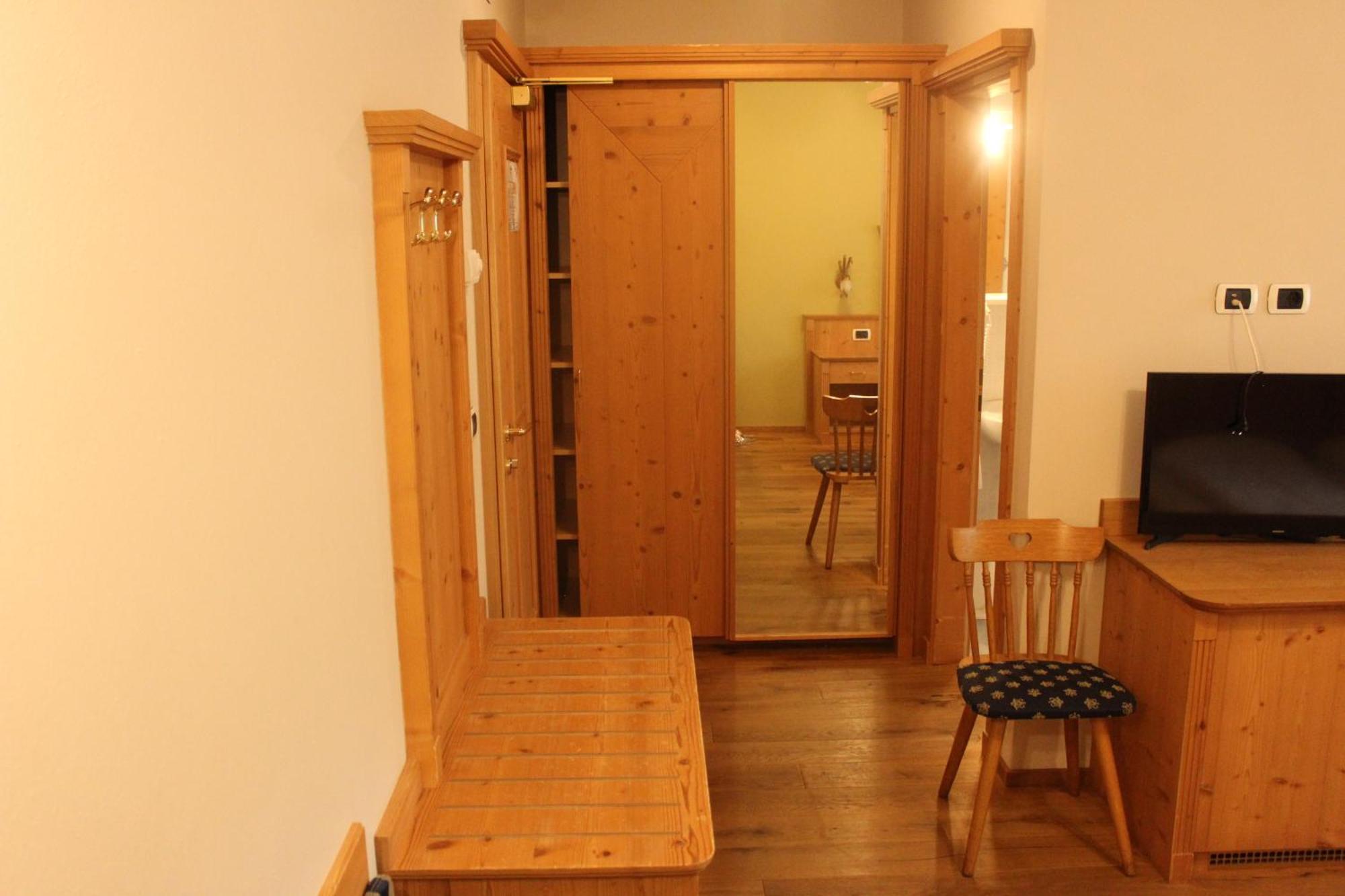 Lazfons Gasthaus Zum Weissen Kreuz מראה חיצוני תמונה
